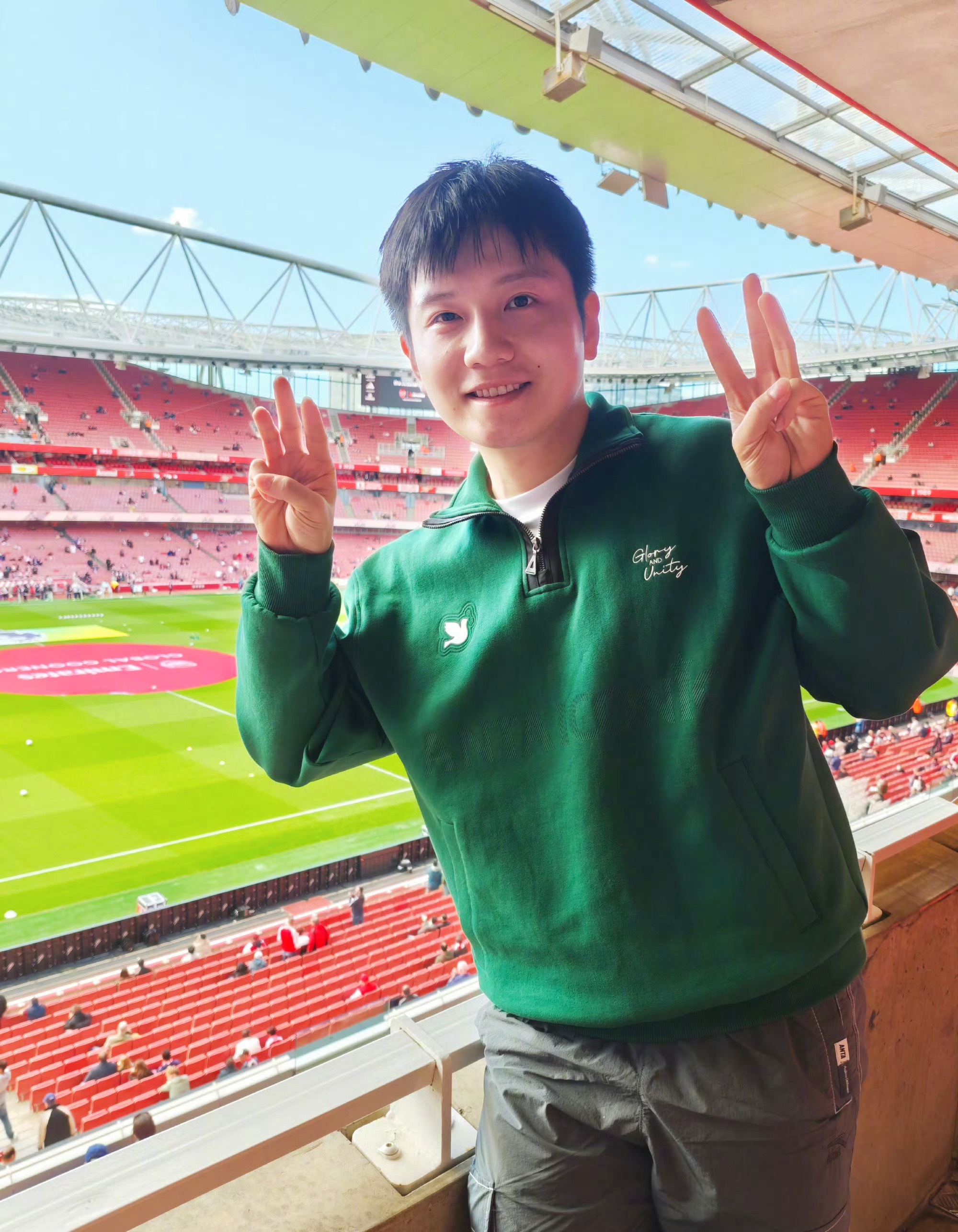 排面拉满！英超官方晒出樊振东观赛照，国乒世界第一打卡阿森纳主场，跨界梦幻联动引爆