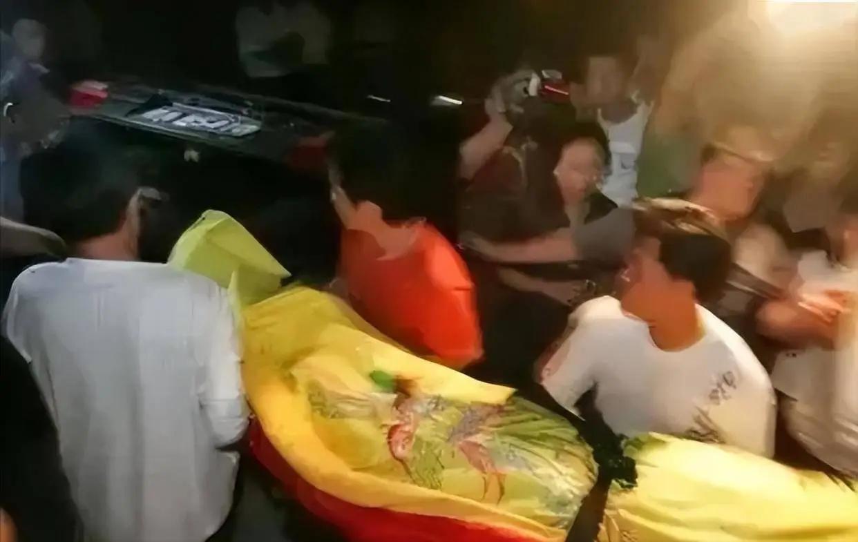 中国著名喜剧表演艺术家高秀敏突然猝死，遗体被殡仪馆的工作人员，从家里抬了出来，这