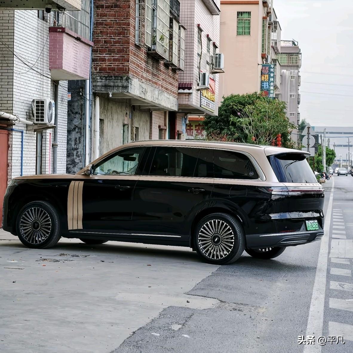 朋友指着一辆车问我，你看这车，得一百多万吧。

我仔细一看，车头竖格栅配双色车身