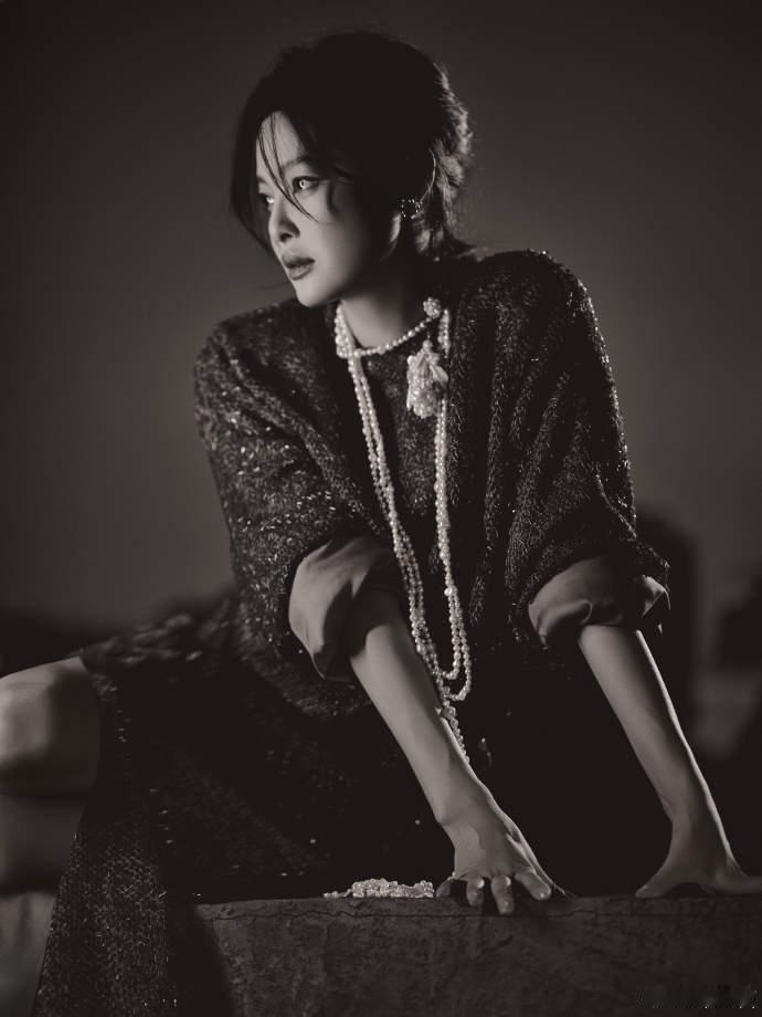 辛芷蕾的红是什么红 辛芷蕾的唇妆是丝雾复古红，显白红调叠加柔和裸棕，勾勒出她饱满