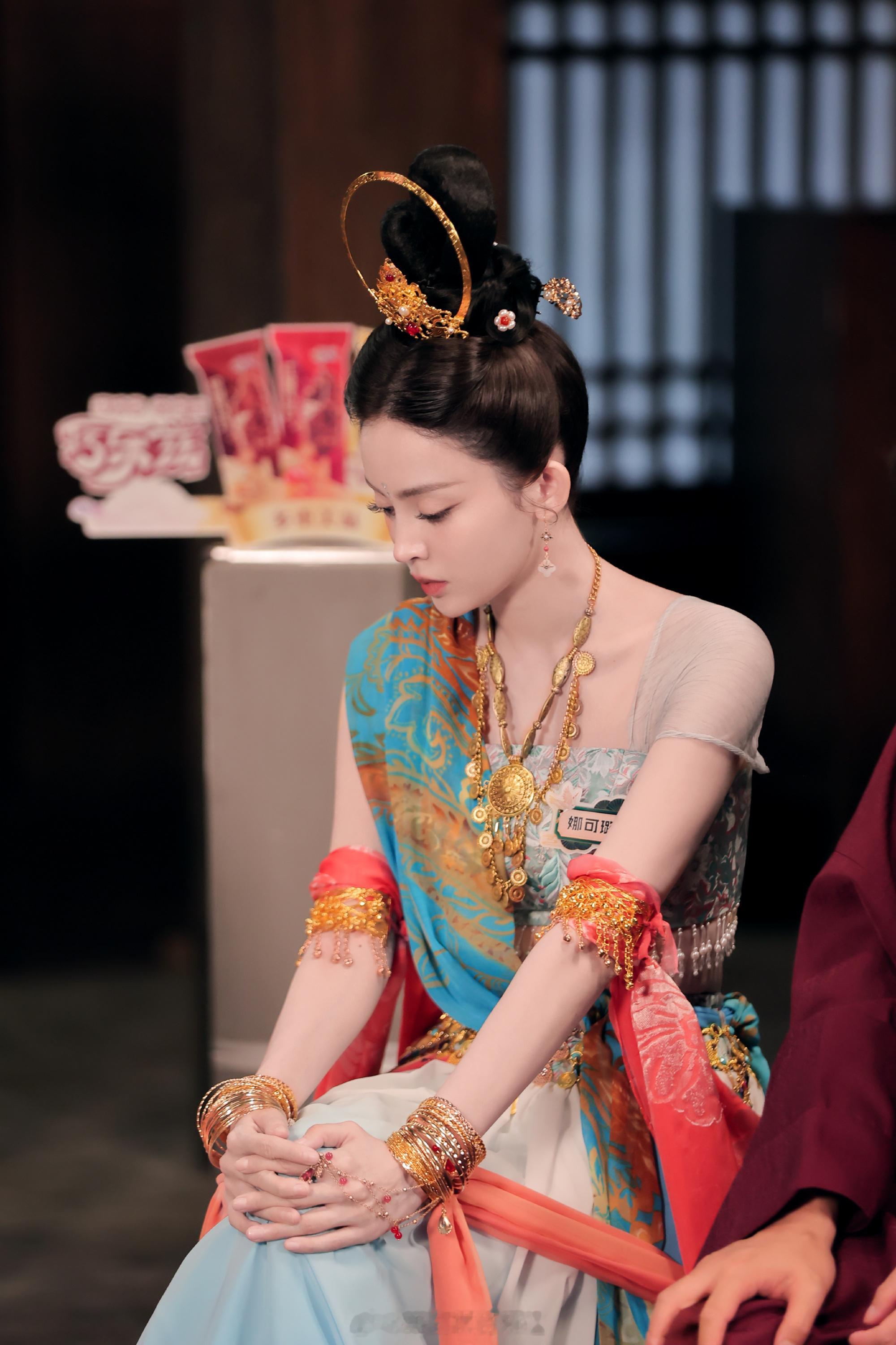 古力娜扎敦煌风撑伞剧照 