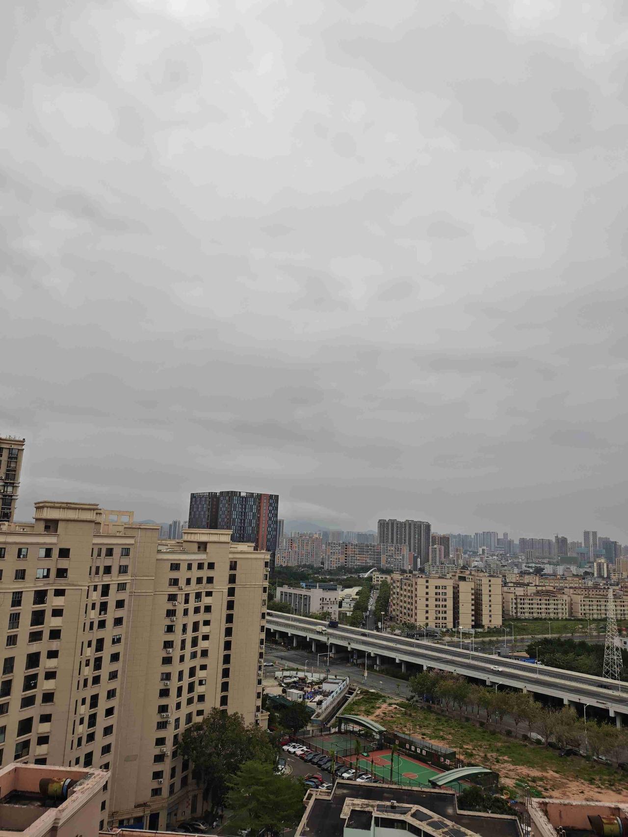 我的今日状态：😁轻松愉快
我这里的天气：☁️阴天：深圳今日阴天，气温21度到2