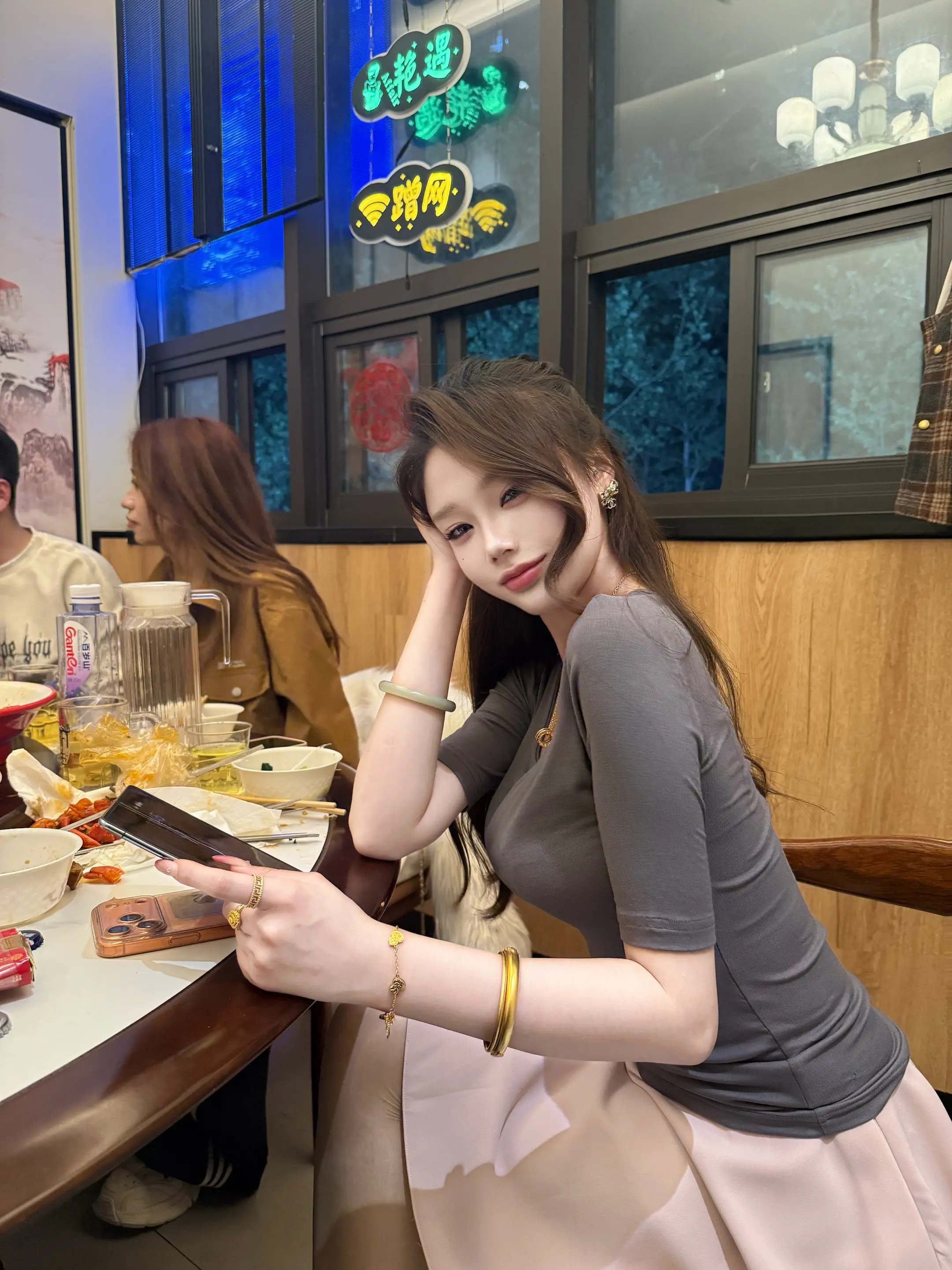你赚了点钱过上挥金如土的日子了 忘记没钱吃饭的日子 也忘了当初陪着你过...