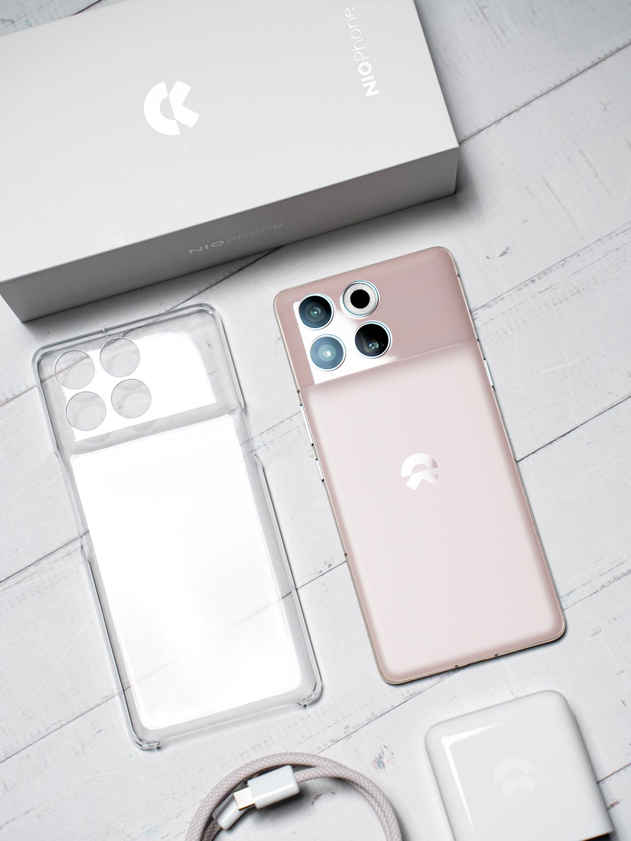 分享一组蔚来手机 NIO Phone 的图赏，我们这款是「镜空粉」配色，后盖采用