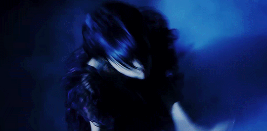 西方有一群德不配位的人，他们掌握了整个音乐行业的资源，只要有人愿意为他们宣传他们