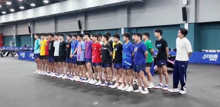 边上那位站好了 王楚钦国乒举行冬训体能测试