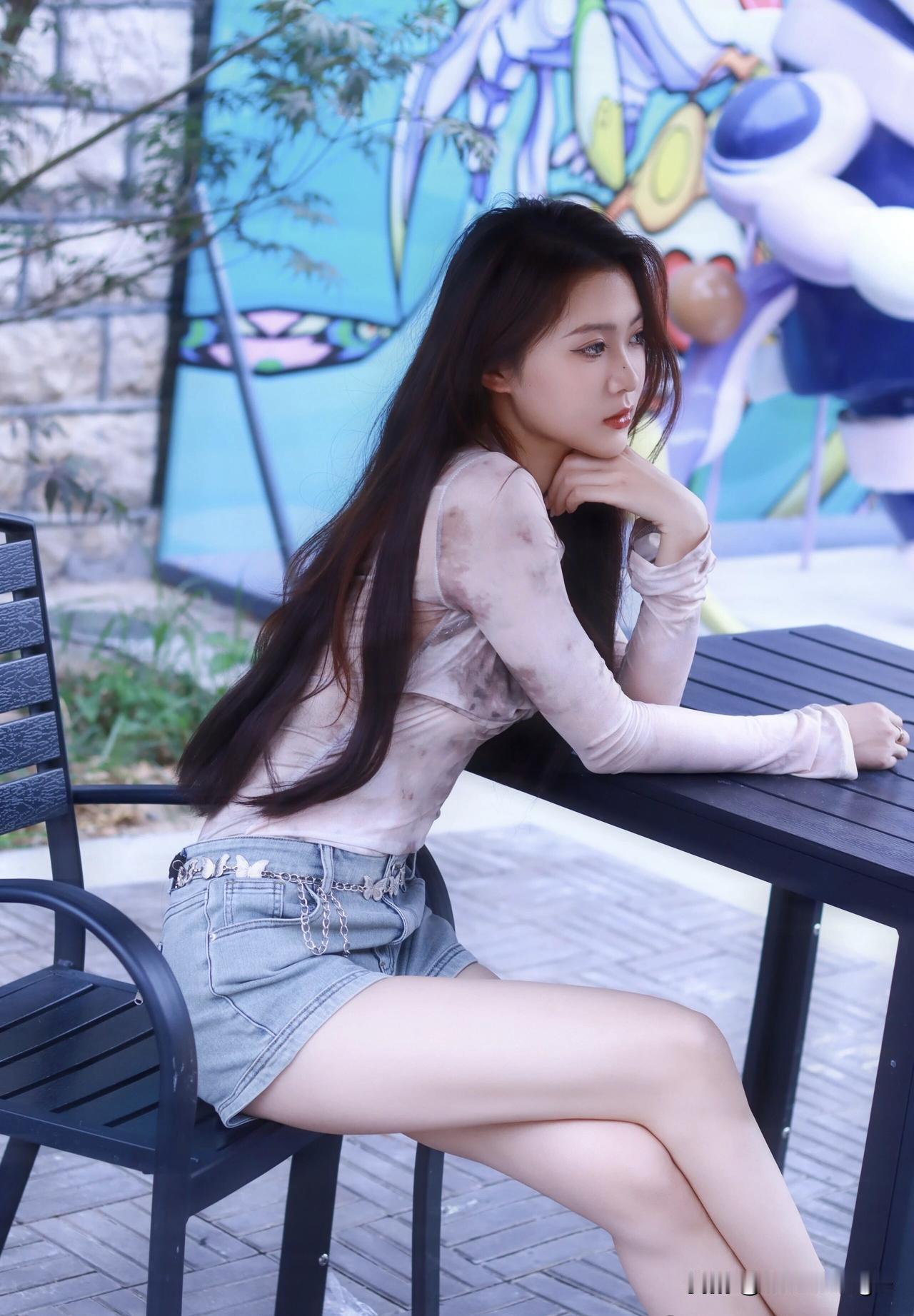 都市街头少女，红唇与长发的完美结合，时尚与优雅的碰撞。