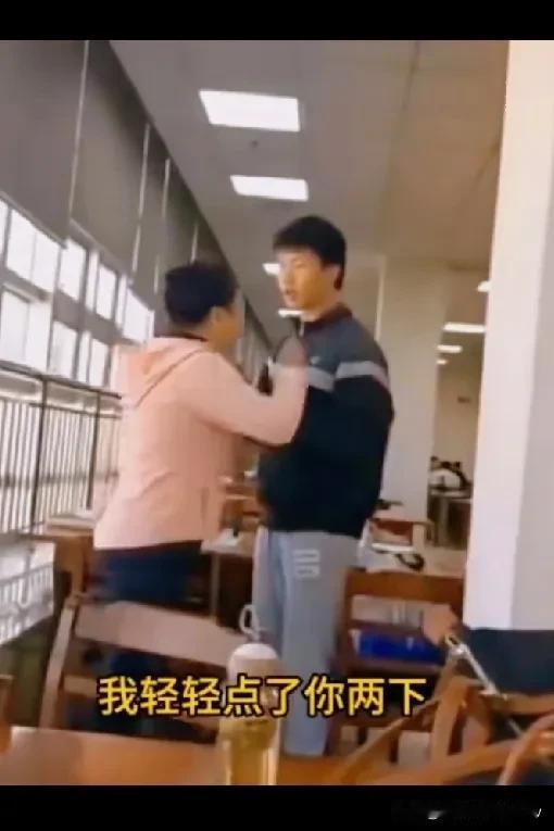 这位大学女老师对男学生为何如此意难平
大学图书室里，除了不时轻微的的翻书声，一片