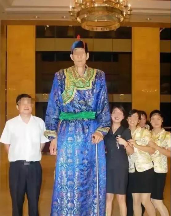 中国第一巨人鲍喜顺：不听医生劝告非要生子，现在儿子长到多高？被称之为“中国第一巨