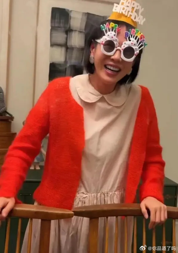 4岁孙艺珍晒出庆生照，穿着孕妇裙看着像怀孕5个月啦。3岁儿子在旁唱生日歌，急着催