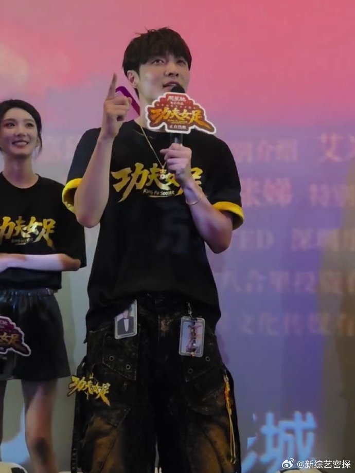 张艺兴说小妹妹插嘴是不对的哦 经典台词再度响起，张艺兴沉浸式还原角色名场面。面对