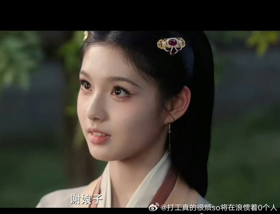 整体看眼睛变小了 