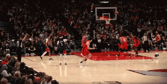 波特兰开拓者 这球瀚森下快攻意识相当出色，西索科还没抢到篮板，瀚森就已经预判到了