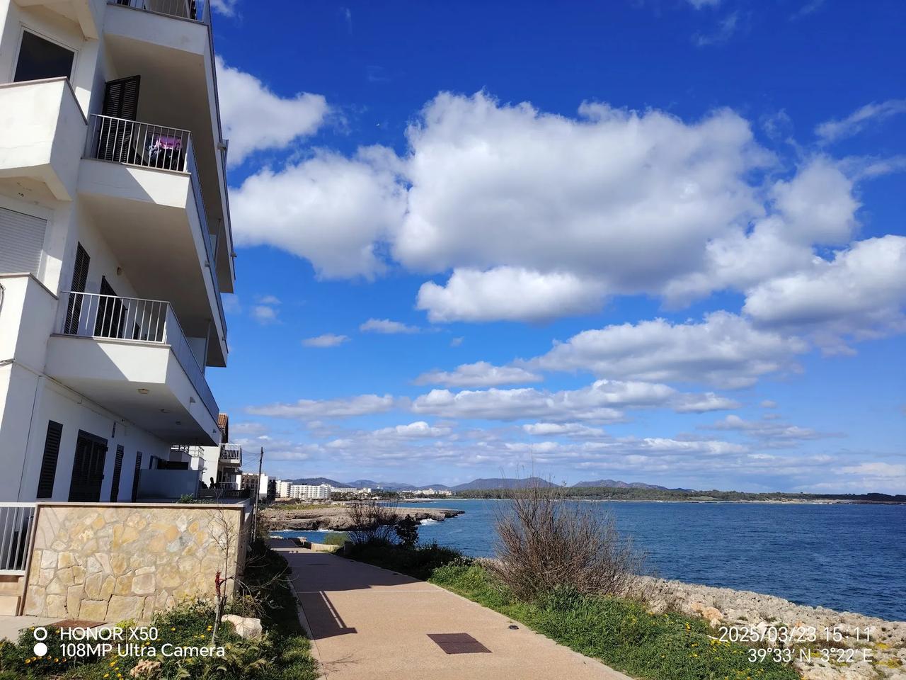 发一张你们海边的照片看看吧海边小院，白天观海，夜晚听涛！