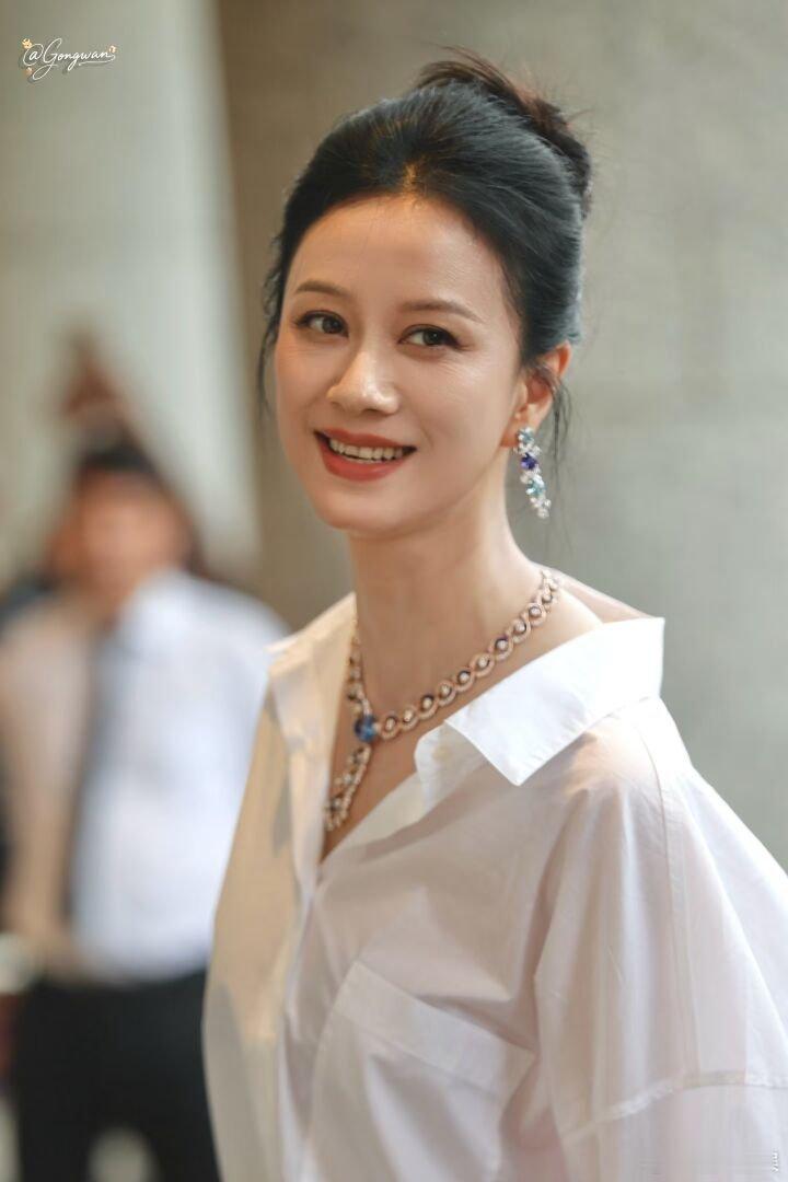 倪虹洁室内抽烟倪虹洁录制奔跑吧抽烟奔跑吧泉州路透 跑男最新录制路透曝光，倪虹洁在