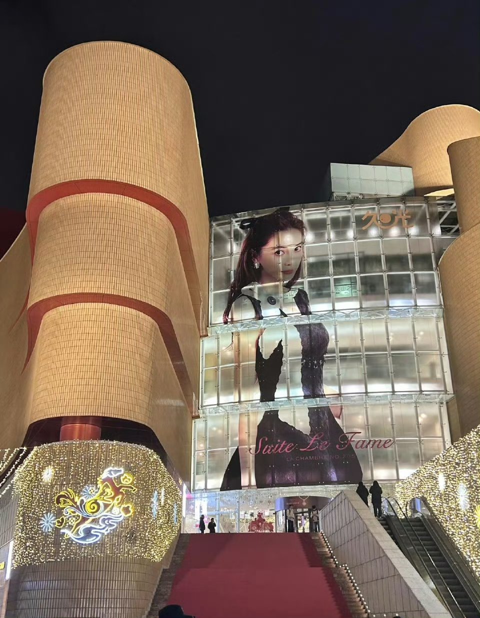 Angelababy一整栋楼的海报地广，好震撼 