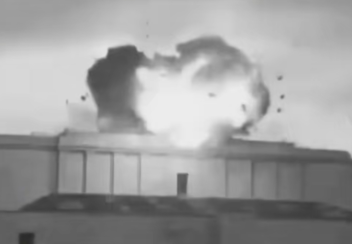 【来自投稿】1945年5月 苏军攻克柏林后，炸掉了柏林建筑物上的纳粹标志 