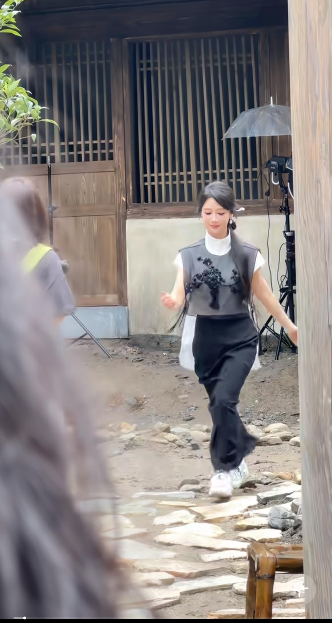 杨紫蹦蹦哒哒的出场，她真是很可爱啊！ 完全不矫揉造作。身材又瘦又高挑，比剧中好看