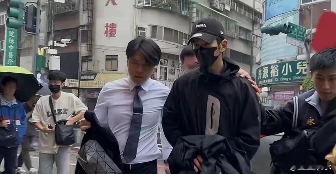 台湾艺人修杰楷因“闪兵案”被警方拘提，其妻贾静雯正在厦门拍戏，透过经纪公司回应称