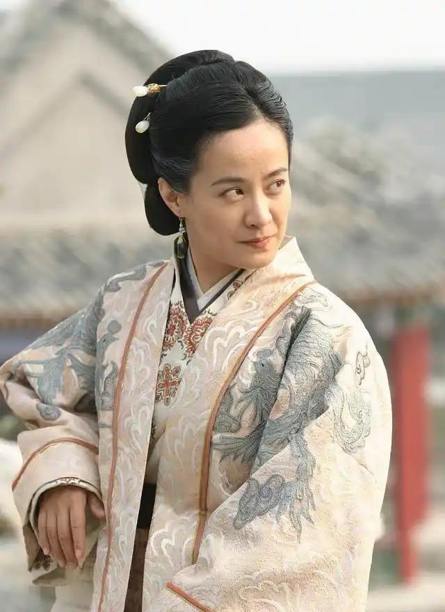 洪武年间的一次元宵夜，朱元璋与刘伯温一起私访京城灯会，见一灯上写着：“女子肩并肩