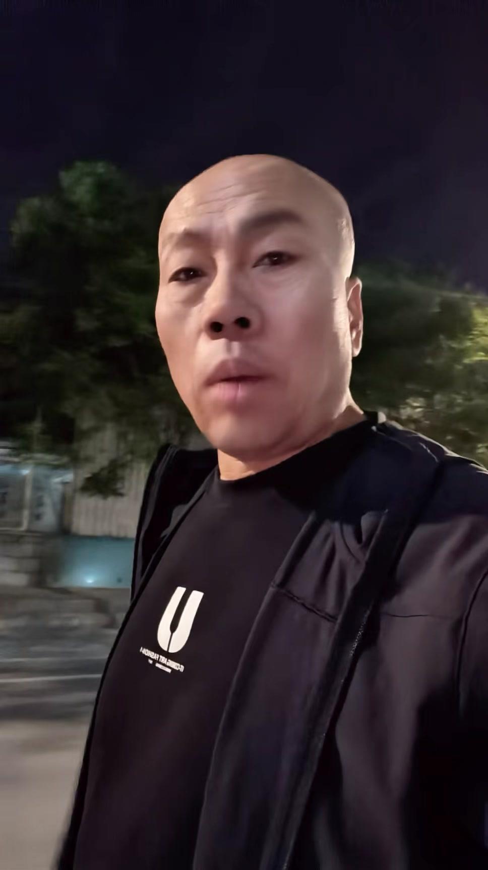 妈妈提问三代吃饭穿衣经历，女儿和爸爸率先向前，爷爷看着他们一步步心酸又欣慰。小时