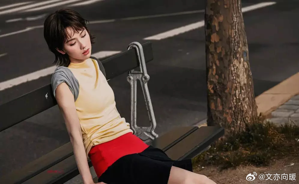 文亦娱乐陈都灵穿黑红撞色裙装个性吸睛 拎黑包漫步街头随性又时髦 