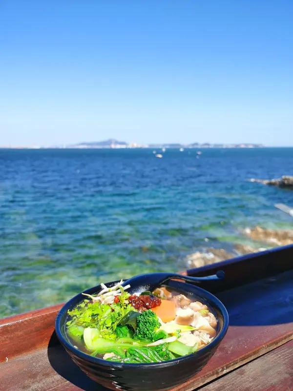 春天到了，来上春天的第一桶海鲜泡面，还能现抓现吃，简直美滋滋。想想在海边，自己动