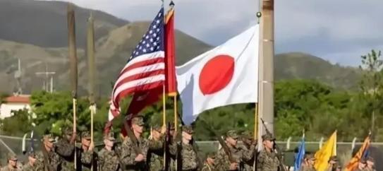 终于有日本人敢捅破这层窗户纸！同为二战战胜国，美国炸城投弹驻军拿捏日本，中国以德