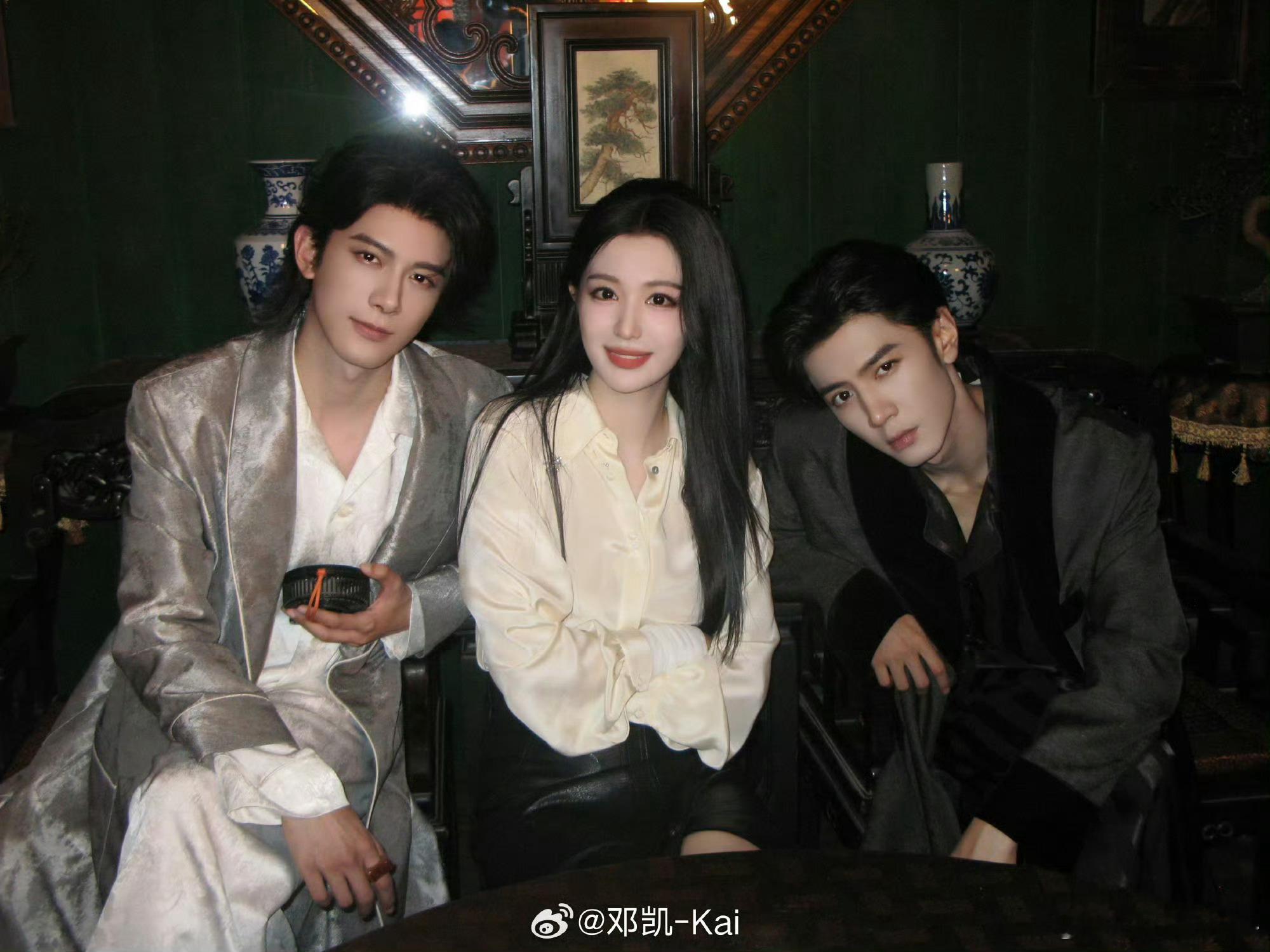 陈哲远王楚然邓凯合照三人合照流出，记录下拍摄期间的片段，褪去剧中角色的人设，演员