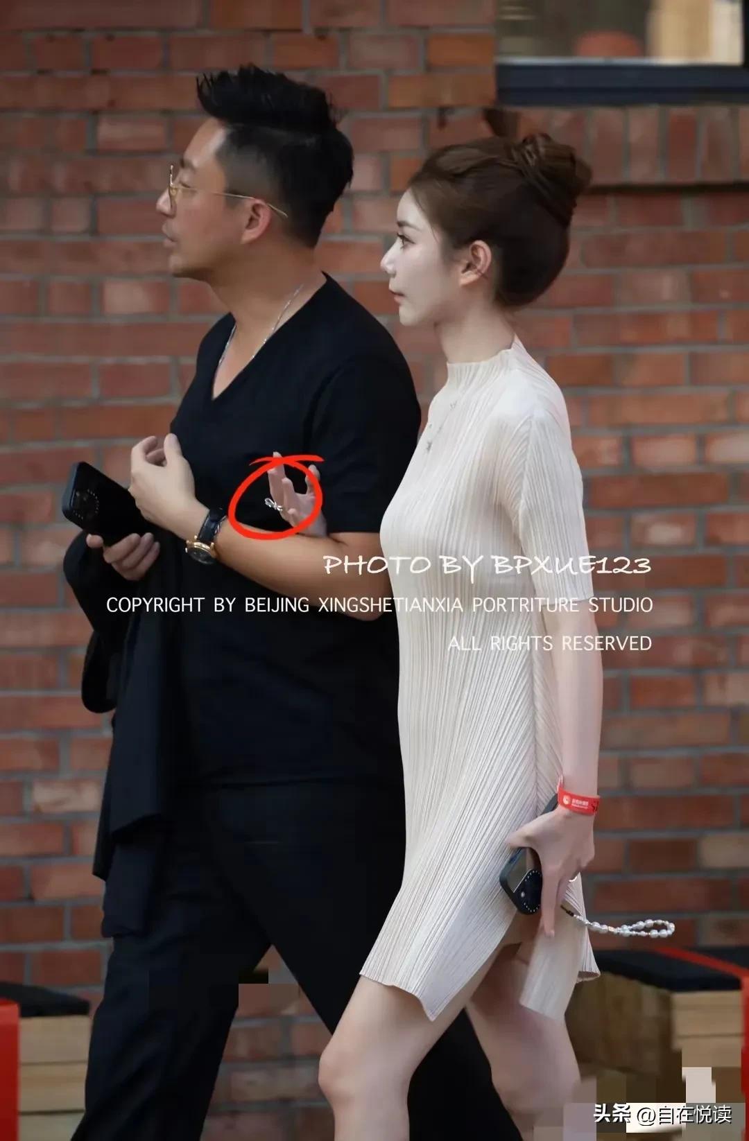 汪马小俩口挺忙呀

虽然不能出镜直播
但现场活动没闲着

有摄影师抓拍到
汪马夫