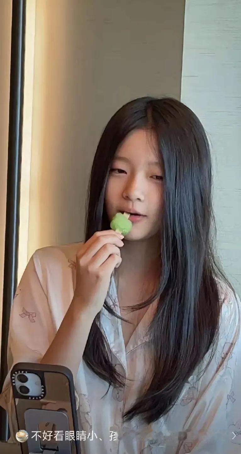 小玥儿和霖霖真是颜值巅峰，比起妹妹家三个孩子，还是觉得大S家的孩子好看，第一次正