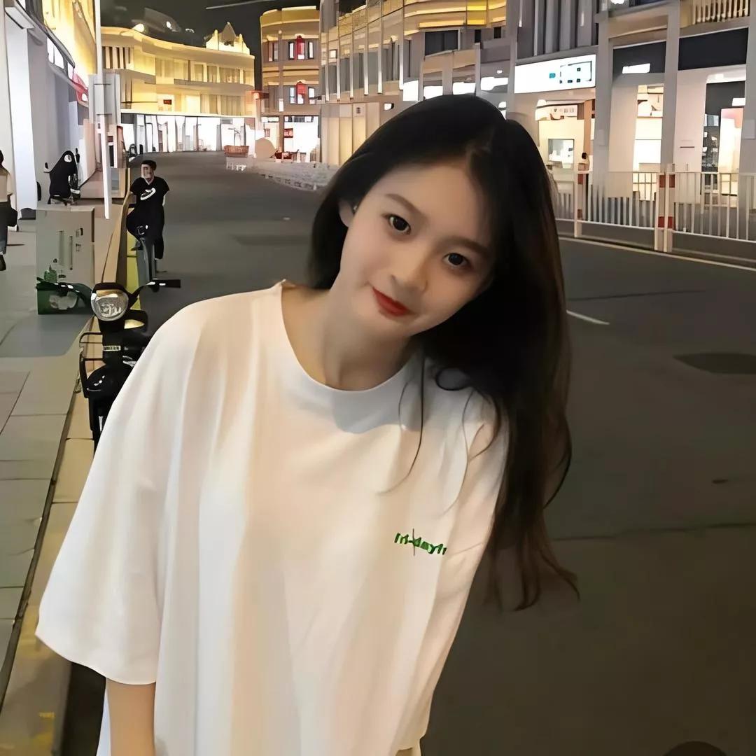 夜晚的街头，温柔少女🌟🌙温柔美少女 夜景气质少女 夜景女孩 城市街头少女 街