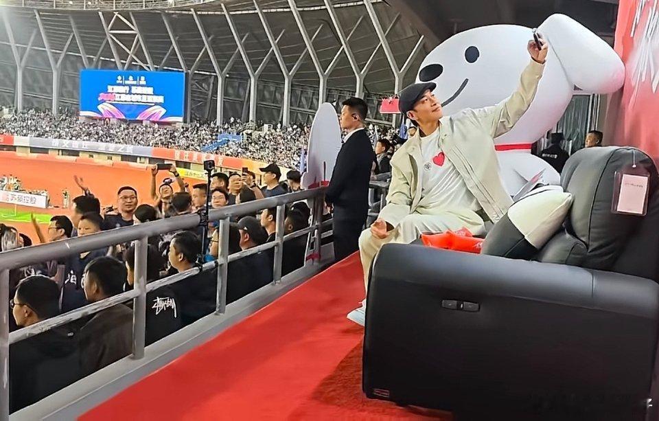 何润东已经50岁了看起来还很年轻很有活力！！旁边还站了一只大白狗呢！ 