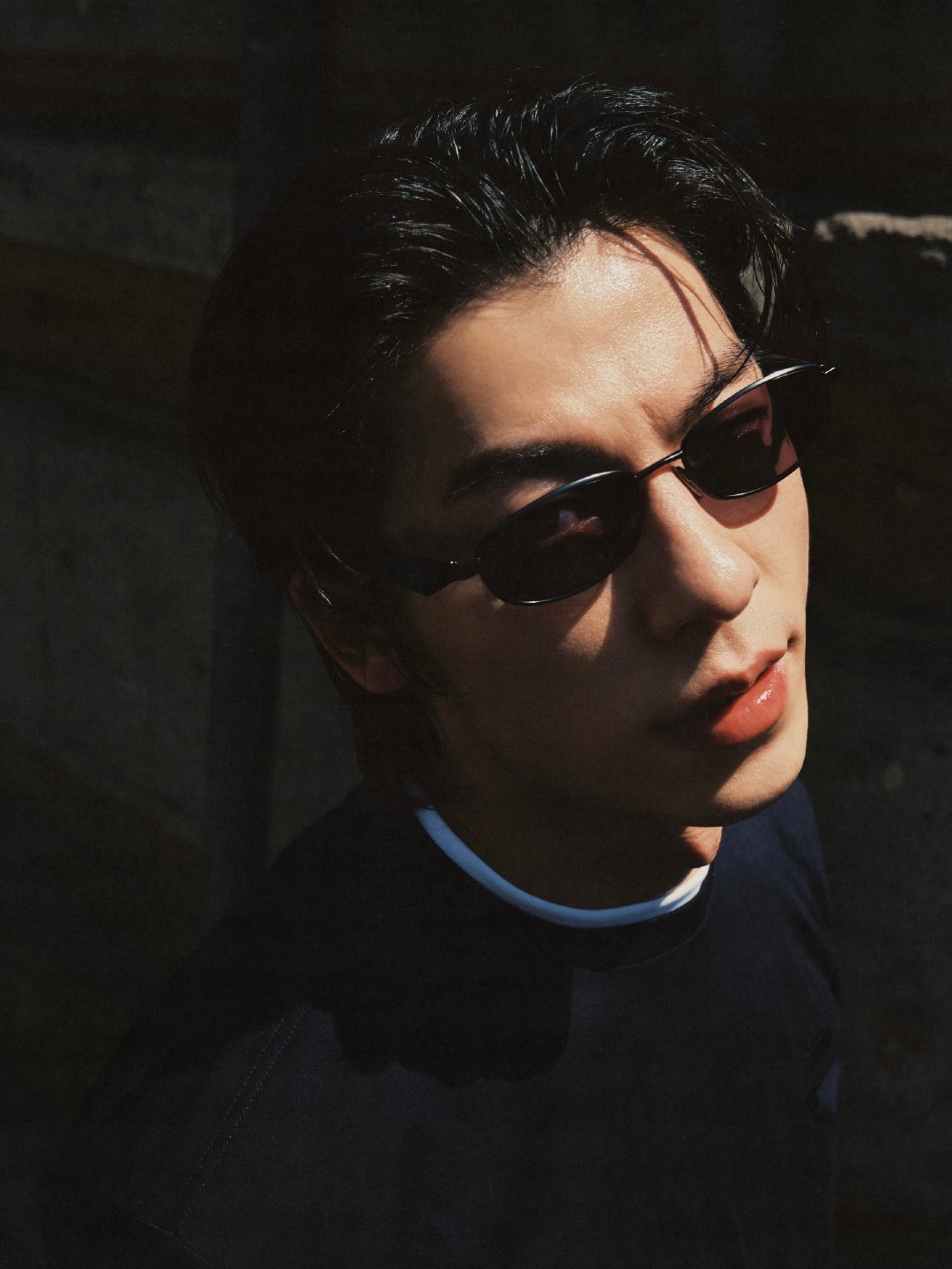 「VOGUE+给面子 GIVING FACE」龙须背头在规整的收束中保留了几缕垂