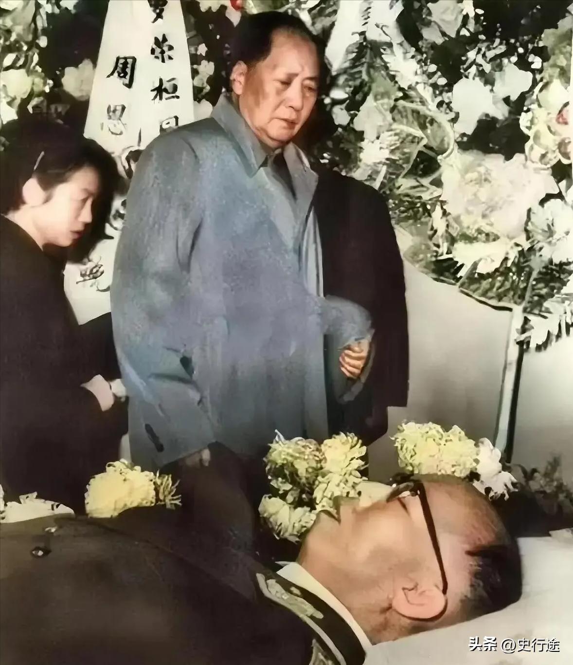 1963年12月，毛主席望着罗荣桓元帅的遗体，久久不愿离去。毛主席与罗荣桓元帅是