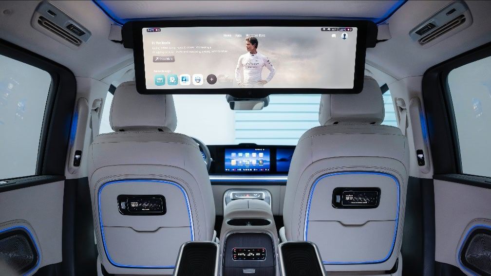 奔驰真的很喜欢它的《F1》大电影了线下活动哪哪都用汉斯季默的bgm。纯电VLE发