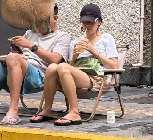 马伊琍可能又谈恋爱了
她整个人太松弛了
人字拖雷霆耳环和旧包包，和男友一起坐在街