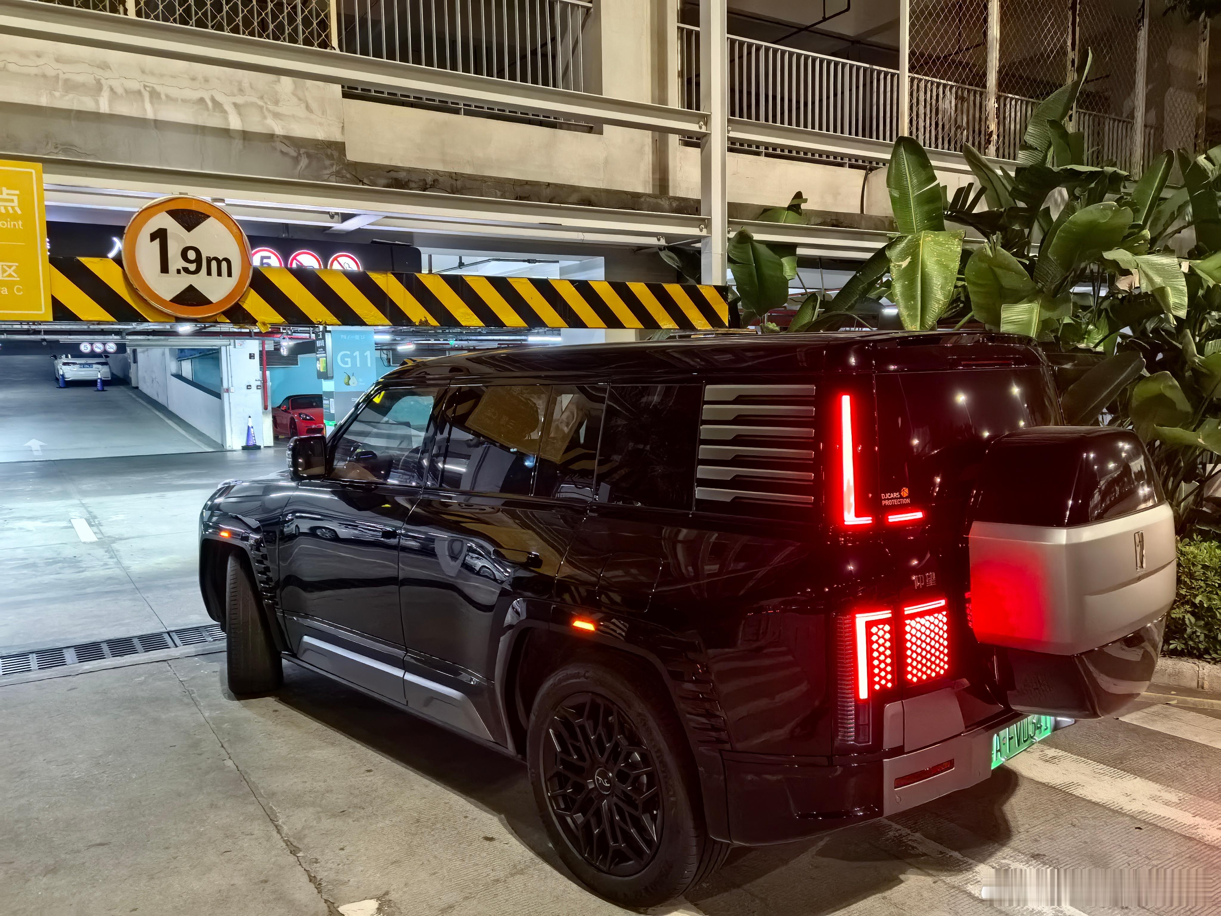 昨晚航班落地已经凌晨3点了，正好趁着没什么车，开#大家车的仰望u8# 到机场停车