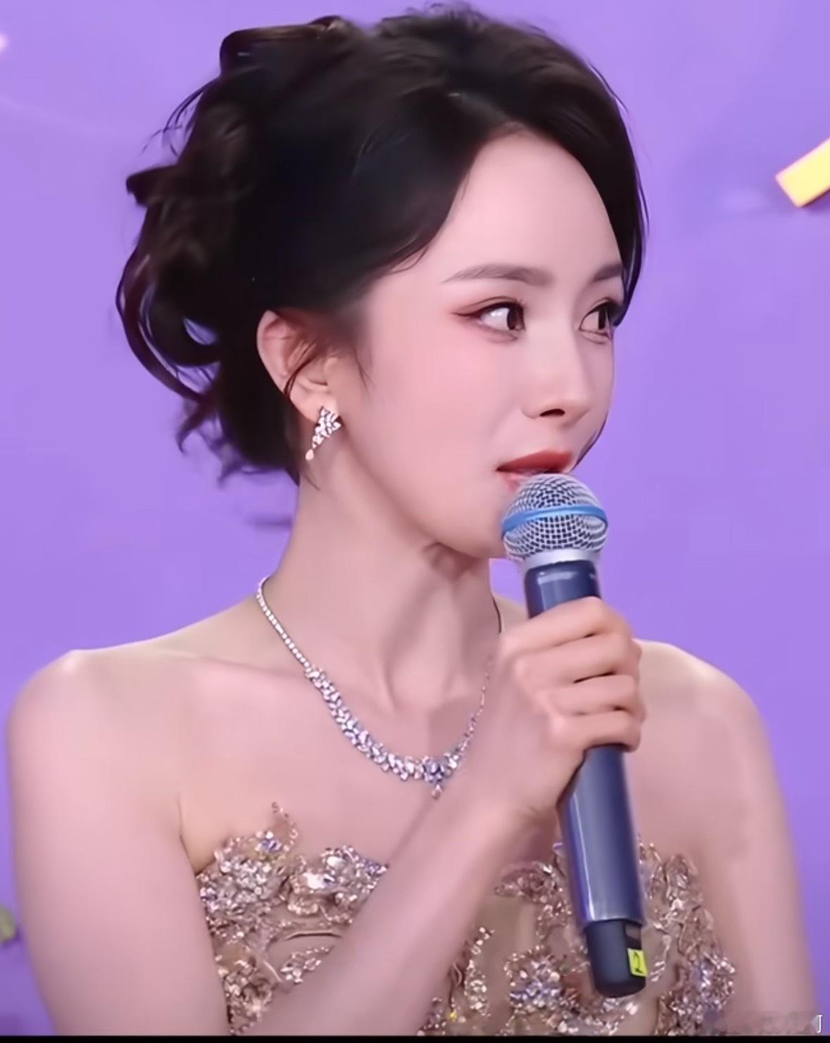 杨幂没有奖缘我其实并不认同杨幂没有奖缘这个说法。我一直很喜欢杨幂，情商出众、大方