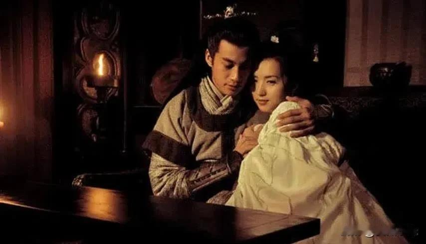 208年，35岁的蔡文姬嫁给了22岁的董祀，新婚之夜，董祀对三婚的蔡文姬，很是反