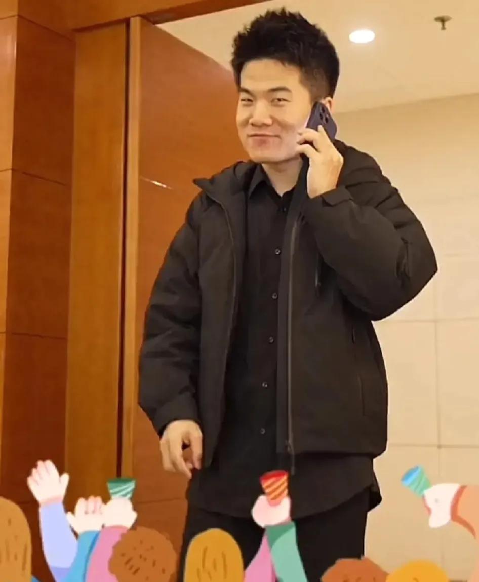 昨晚，董宇辉哭了，好友撒贝宁取笑他：