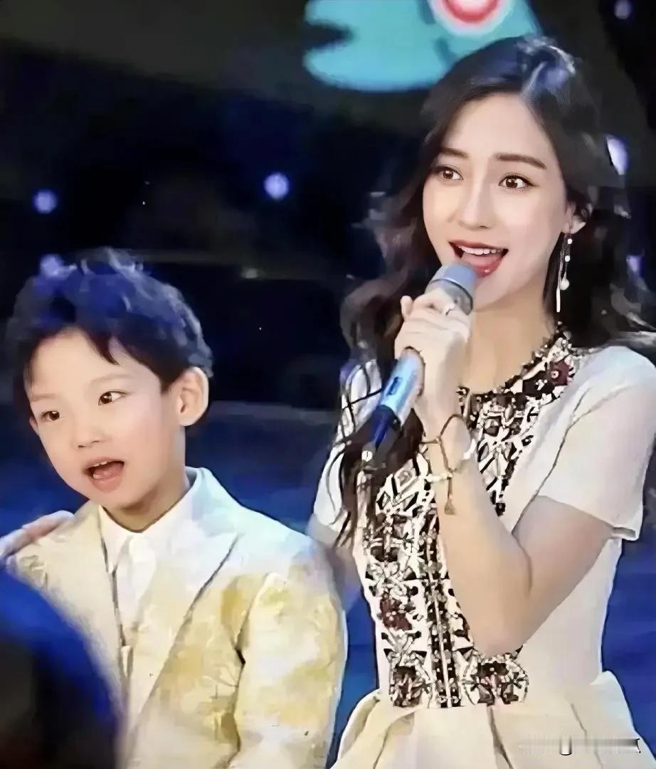 杨颖和黄晓明的儿子好帅气，有人说她儿子一点都像妈妈完全像爸疤，我倒觉得眼睛，脸型