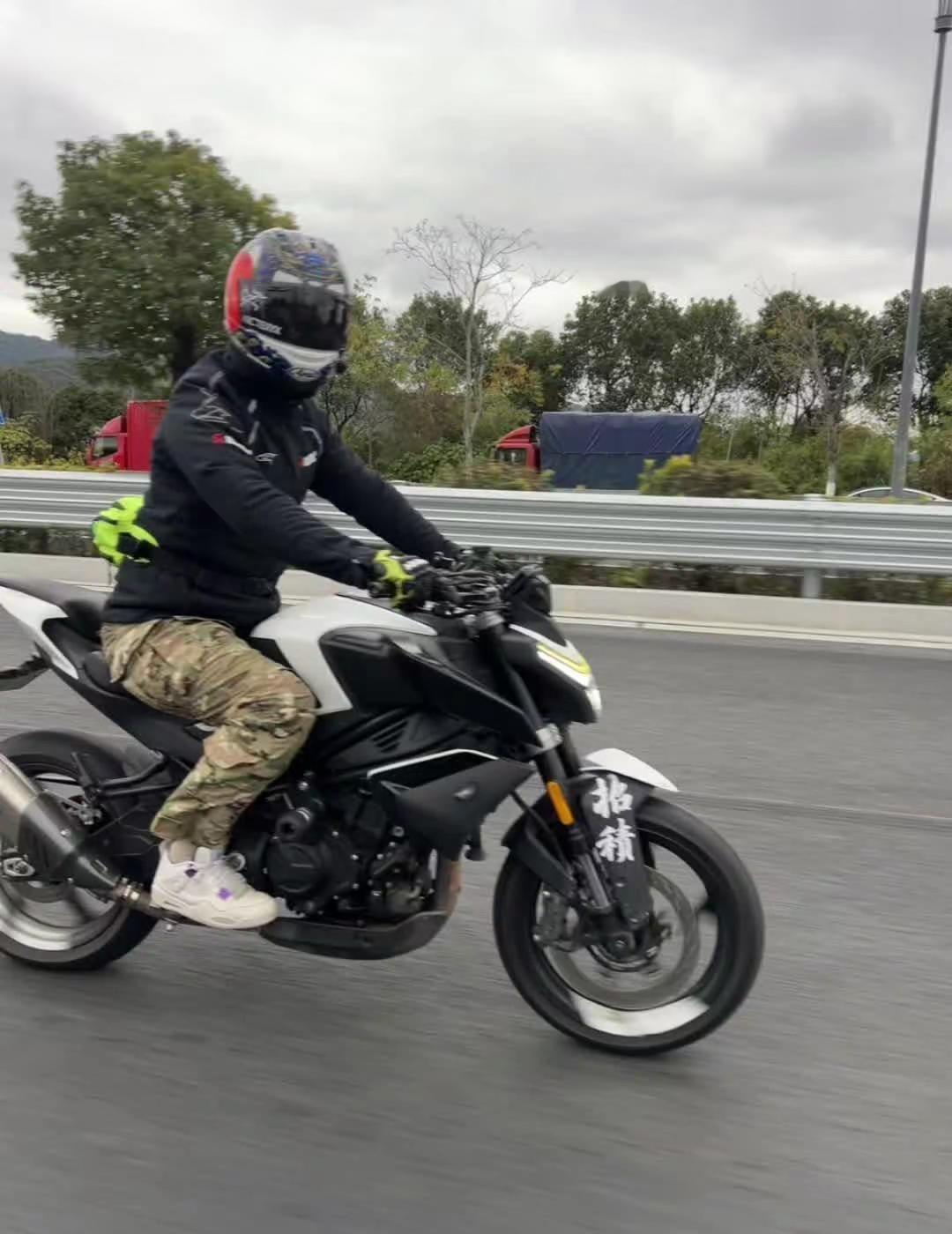 最烦那些骑着大排量改排气的车了 天天轰油门炸街 如果让我骑 我能骑的更大声女骑