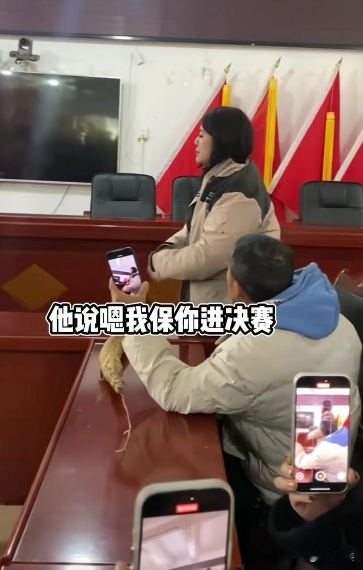 贵州榕江荒野求生女选手自曝，黑灯瞎火，安全员坐在她旁边，拉她的手，说每天给她带两