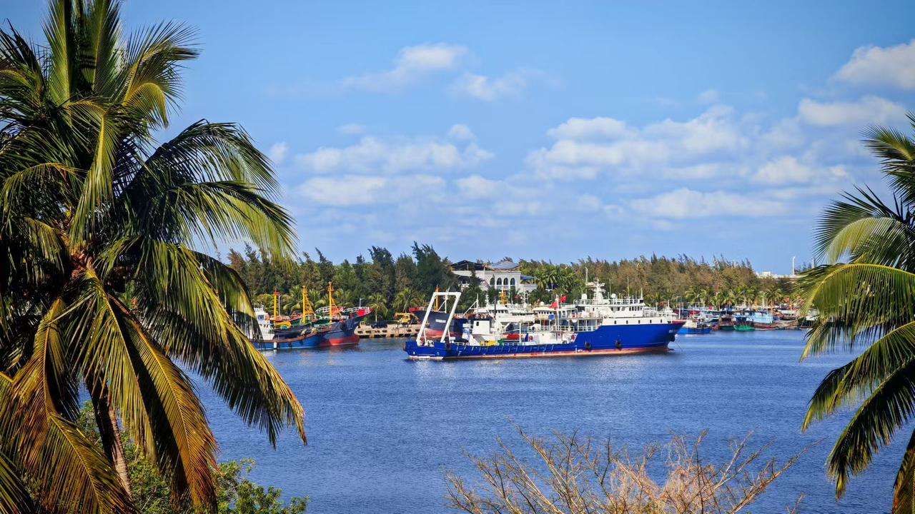 心简单，生活就简单；心快乐，人生就幸福
 
我们总在追求复杂的生活，以为拥有更多