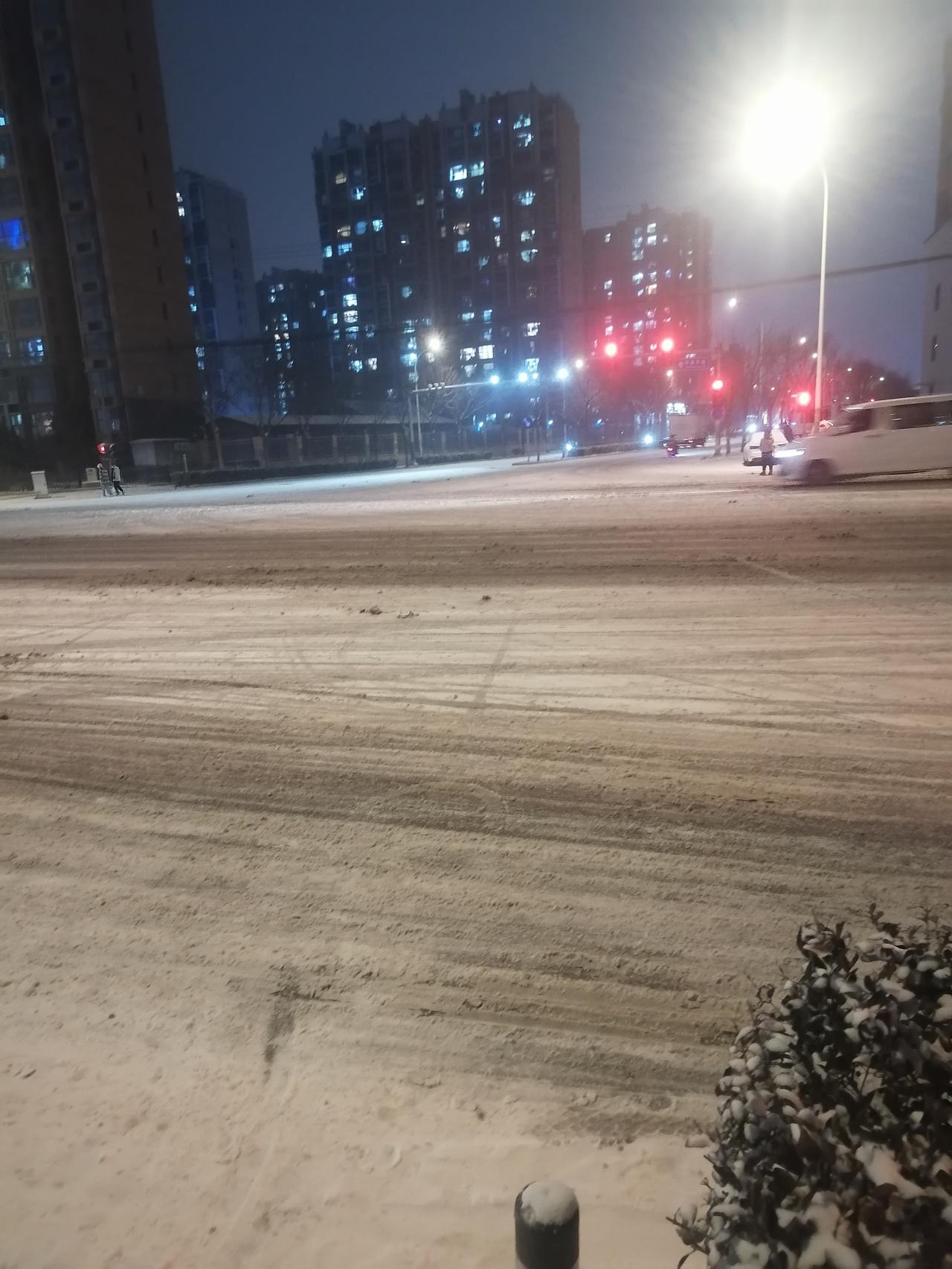 上午看新闻，为了应对这场雪，各部门都准备好了！
都晚上了，路上全是雪冰，电动车摔
