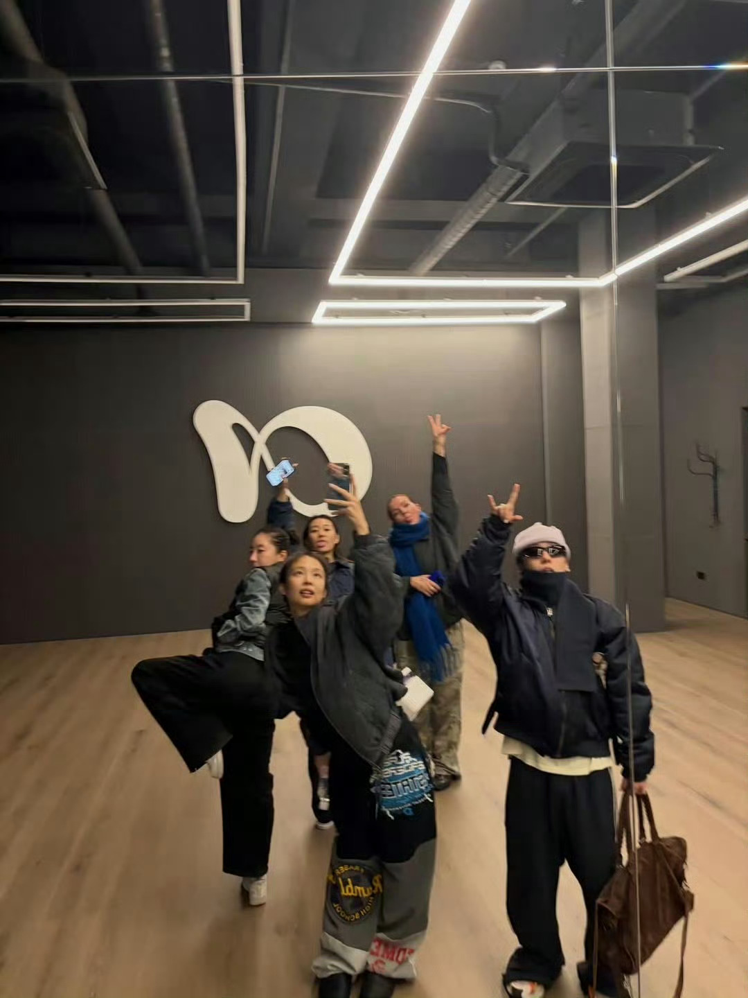 哇，看到我们OA的练习室了！Jennie公司练习室