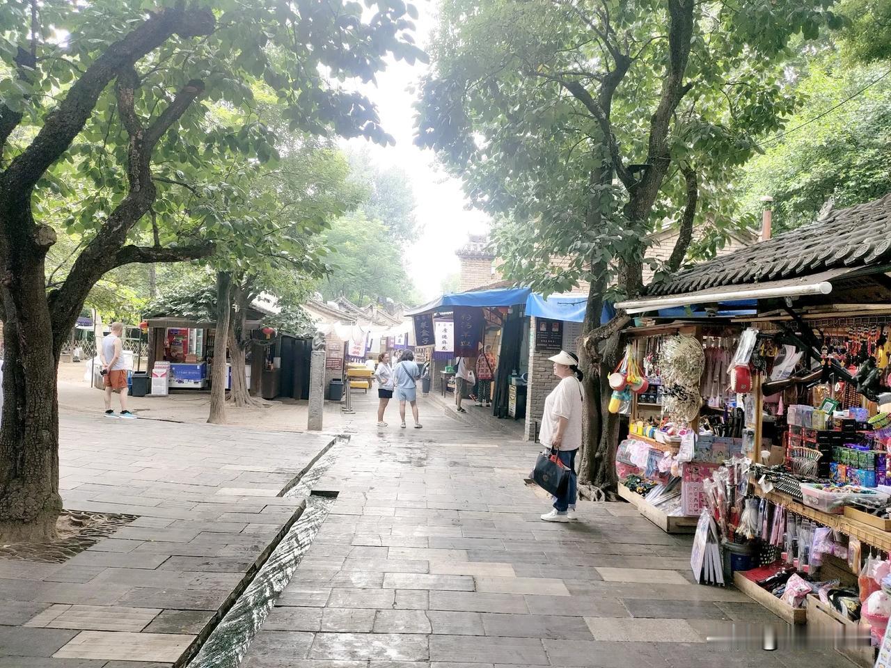 为什么礼泉烟霞镇袁家村来玩的人特别多？
袁家村，地处昭陵的山脚下，是一关中美食村