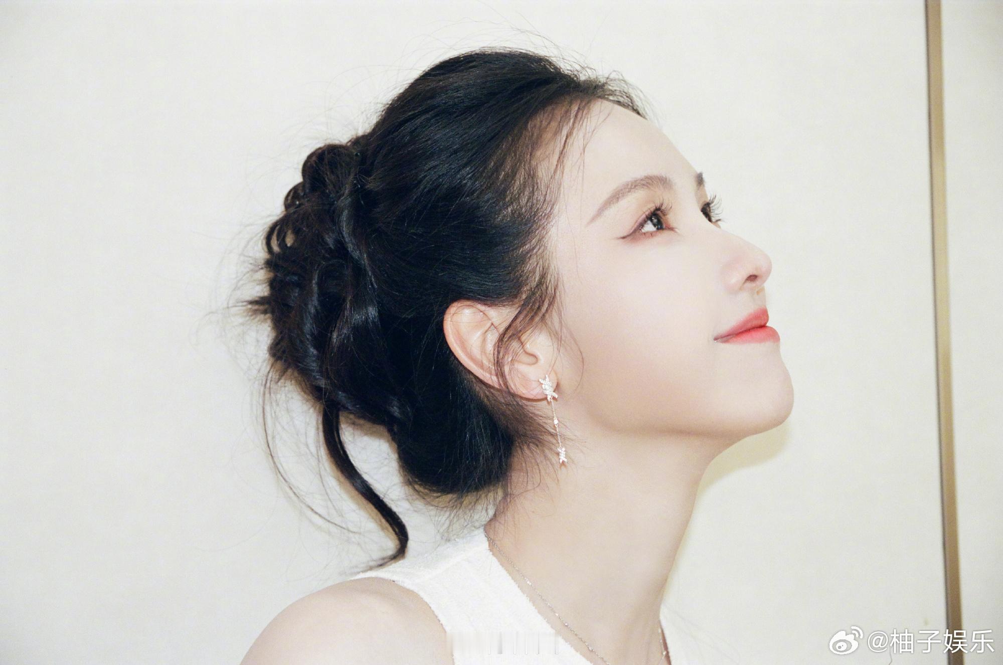 陈都灵晒月鳞绮纪追剧团花絮照，雾妄言萌晕了，被嘟嘟美貌持续攻击，太可爱了！