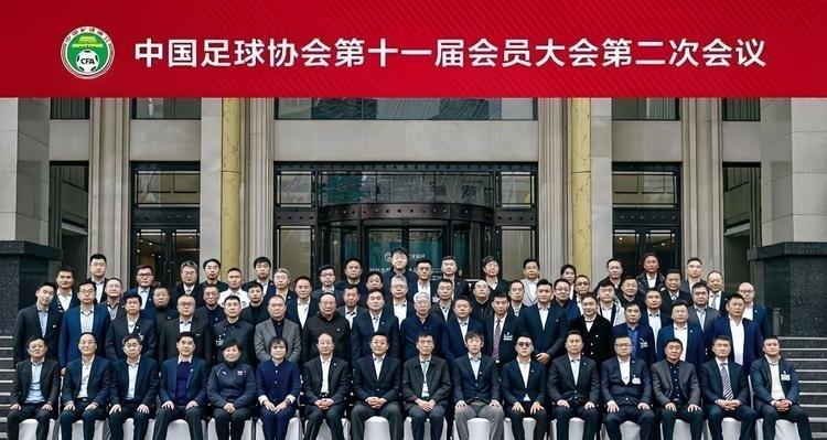 高下立判！据英国《卫报》报道，非洲小国佛得角足协仅有8人，但是他们分工明确、高效